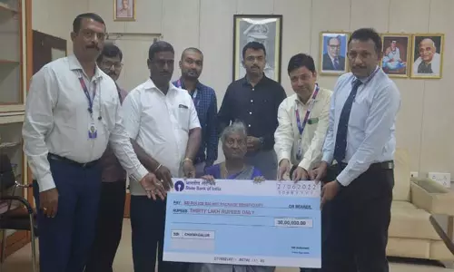 விபத்தில் இறந்த போலீஸ் ஏட்டுவின் தாய்க்கு ரூ.30 லட்சம் காப்பீடு தொகை விபத்தில் இறந்த போலீஸ் ஏட்டுவின் தாய்க்கு ரூ.30 லட்சம் காப்பீடு தொகை