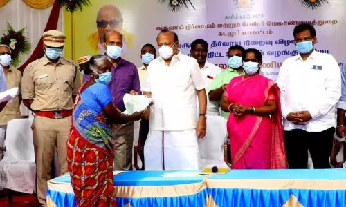 கடலூரில் ஜமாபந்தி நிறைவு விழா: 1,232 பேருக்கு ரூ.1 கோடியில் நலத்திட்ட உதவிகள் அமைச்சர் எம்.ஆர்.கே.பன்னீர்செல்வம் வழங்கினார் கடலூரில் ஜமாபந்தி நிறைவு விழா: 1,232 பேருக்கு ரூ.1 கோடியில் நலத்திட்ட உதவிகள் அமைச்சர் எம்.ஆர்.கே.பன்னீர்செல்வம் வழங்கினார்