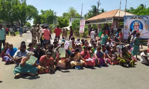 பெண்ணாடம் அருகே ஆக்கிரமிப்புகளை அகற்றக்கோரி பொதுமக்கள் சாலை மறியல் பெண்ணாடம் அருகே ஆக்கிரமிப்புகளை அகற்றக்கோரி பொதுமக்கள் சாலை மறியல்