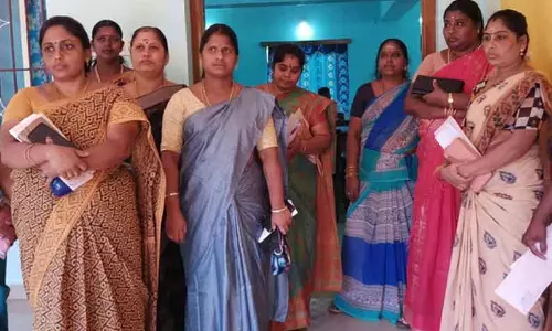 தி.மு.க. கவுன்சிலர்கள் 10 பேர் வெளிநடப்பு தி.மு.க. கவுன்சிலர்கள் 10 பேர் வெளிநடப்பு