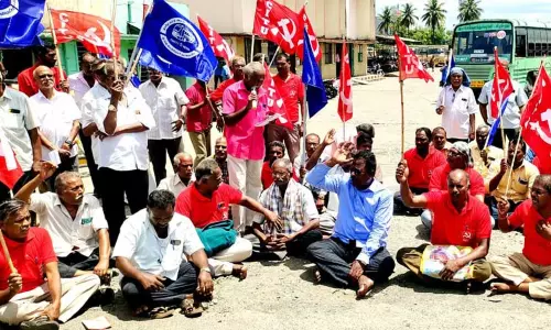 கடலூர் போக்குவரத்து கழக பணிமனை முன்பு சிஐடியு தொழிற்சங்கத்தினர் தர்ணா போராட்டம் கடலூர் போக்குவரத்து கழக பணிமனை முன்பு சிஐடியு தொழிற்சங்கத்தினர் தர்ணா போராட்டம்