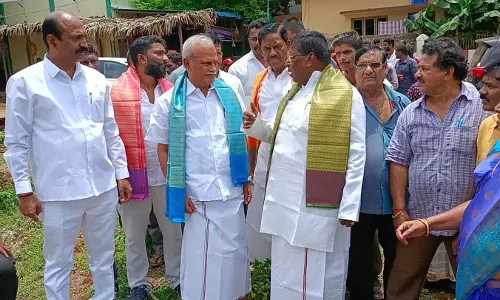 ஏனாமில் வைத்திலிங்கம் எம்.பி. அதிகாரிகளுடன் ஆலோசனை ஏனாமில் வைத்திலிங்கம் எம்.பி. அதிகாரிகளுடன் ஆலோசனை