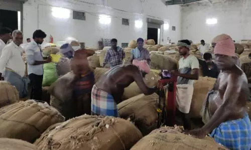பருத்திக்கு நல்லவிலை கிடைக்காததால் அதிகாரிகளிடம் விவசாயிகள் வாக்குவாதம் பருத்திக்கு நல்லவிலை கிடைக்காததால் அதிகாரிகளிடம் விவசாயிகள் வாக்குவாதம்