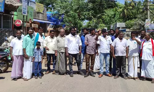 சாலை அமைக்கும் பணியை தொடங்கக்கோரி பொதுமக்கள் மறியல் சாலை அமைக்கும் பணியை தொடங்கக்கோரி பொதுமக்கள் மறியல்