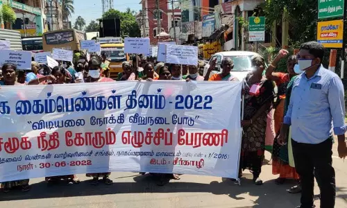 அரசு, தனியார் துறைகளில் வேலை வாய்ப்பு வழங்க வேண்டும் அரசு, தனியார் துறைகளில் வேலை வாய்ப்பு வழங்க வேண்டும்