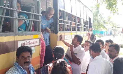 அரசு டவுன் பஸ்சை நிறுத்தி கண்டக்டரிடம் பொதுமக்கள் வாக்குவாதம் அரசு டவுன் பஸ்சை நிறுத்தி கண்டக்டரிடம் பொதுமக்கள் வாக்குவாதம்