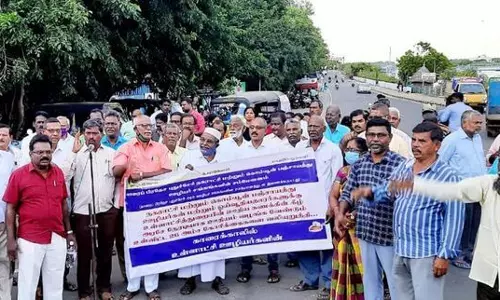 காரைக்காலில் உள்ளாட்சி ஊழியர்கள் ஆர்ப்பாட்டம் காரைக்காலில் உள்ளாட்சி ஊழியர்கள் ஆர்ப்பாட்டம்