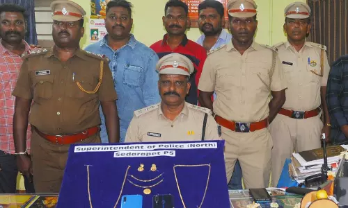 போலீஸ் சப்-இன்ஸ்பெக்டர் மகன் உள்பட 2 பேர் கைது போலீஸ் சப்-இன்ஸ்பெக்டர் மகன் உள்பட 2 பேர் கைது