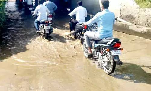 ரெயில்வே சுரங்கப்பாதையில் கழிவுநீர் தேங்குவதை தடுக்க வேண்டும் ரெயில்வே சுரங்கப்பாதையில் கழிவுநீர் தேங்குவதை தடுக்க வேண்டும்