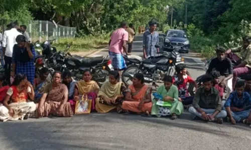 பெற்றோருடன் மாணவர்கள் திடீர் சாலைமறியல் பெற்றோருடன் மாணவர்கள் திடீர் சாலைமறியல்