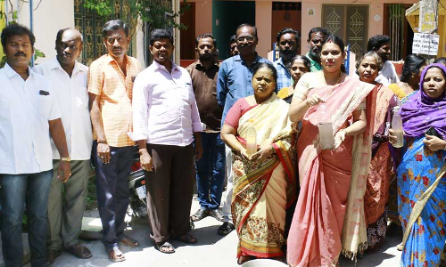 உடைந்த குழாயை சரிசெய்யக்கோாி பொதுமக்கள் போராட்டம் உடைந்த குழாயை சரிசெய்யக்கோாி பொதுமக்கள் போராட்டம்
