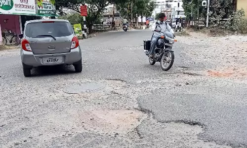 குண்டும்,குழியுமான சாலையால் வாகன ஓட்டிகள் அவதி குண்டும்,குழியுமான சாலையால் வாகன ஓட்டிகள் அவதி