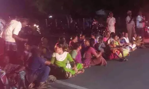 பெண் மீது வழக்குப்பதிவு செய்யக்கோரி பெண்கள் சாலை மறியல் பெண் மீது வழக்குப்பதிவு செய்யக்கோரி பெண்கள் சாலை மறியல்