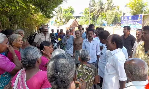 புதிதாக செல்போன் கோபுரம் அமைப்பதை எதிர்த்து கிராம மக்கள் போராட்டம் புதிதாக செல்போன் கோபுரம் அமைப்பதை எதிர்த்து கிராம மக்கள் போராட்டம்