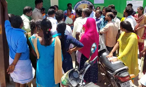 அரசு நிதி உதவி பெறும் பள்ளியை மாணவிகள் முற்றுகை அரசு நிதி உதவி பெறும் பள்ளியை மாணவிகள் முற்றுகை