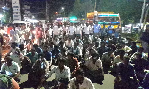 பருத்திக்கு உரிய விலை நிர்ணயிக்க வில்லை என்று கூறி விவசாயிகள் சாலை மறியல் பருத்திக்கு உரிய விலை நிர்ணயிக்க வில்லை என்று கூறி விவசாயிகள் சாலை மறியல்