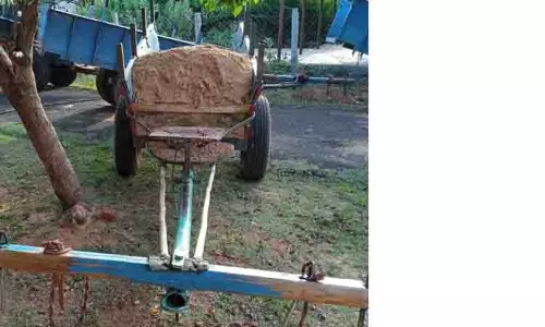 மணல் கடத்திய 4 மாட்டு வண்டிகள் பறிமுதல் மணல் கடத்திய 4 மாட்டு வண்டிகள் பறிமுதல்