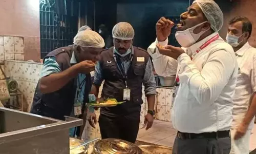 ஓட்டல்களில் உணவு பாதுகாப்பு அதிகாரிகள் திடீர் ஆய்வு ஓட்டல்களில் உணவு பாதுகாப்பு அதிகாரிகள் திடீர் ஆய்வு