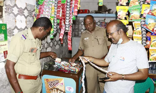 புகையிலை பொருட்களை பதுக்கி வைத்து விற்றவர் கைது புகையிலை பொருட்களை பதுக்கி வைத்து விற்றவர் கைது