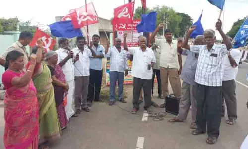 போக்குவரத்து ஊழியர் சங்கத்தினர் ஆர்ப்பாட்டம் போக்குவரத்து ஊழியர் சங்கத்தினர் ஆர்ப்பாட்டம்