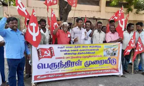 மணல் மாட்டு வண்டி தொழிலாளர்கள் சங்கத்தினர் ஆர்ப்பாட்டம் மணல் மாட்டு வண்டி தொழிலாளர்கள் சங்கத்தினர் ஆர்ப்பாட்டம்