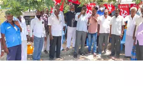 போக்குவரத்து தொழிலாளர்கள் ஆர்ப்பாட்டம் போக்குவரத்து தொழிலாளர்கள் ஆர்ப்பாட்டம்