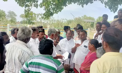 வட்டார வளர்ச்சி அலுவலரிடம் பா.ம.க.வினர் மனு வட்டார வளர்ச்சி அலுவலரிடம் பா.ம.க.வினர் மனு