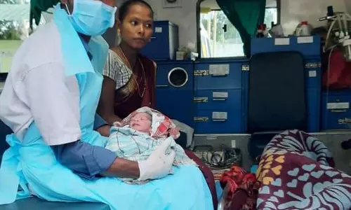 108 ஆம்புலன்சில் வடமாநில பெண்ணுக்கு பிரசவம் 108 ஆம்புலன்சில் வடமாநில பெண்ணுக்கு பிரசவம்