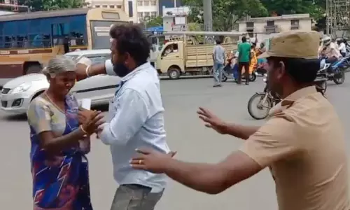 சேலம் கலெக்டர் அலுவலகத்தில் தாய், மகன் தீக்குளிக்க முயற்சி சேலம் கலெக்டர் அலுவலகத்தில் தாய், மகன் தீக்குளிக்க முயற்சி