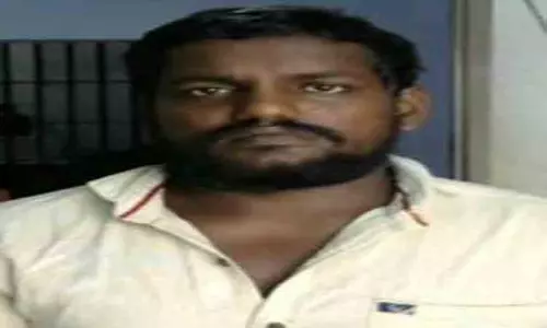 மோட்டார் சைக்கிளில் வந்தவர் படுகொலை மோட்டார் சைக்கிளில் வந்தவர் படுகொலை