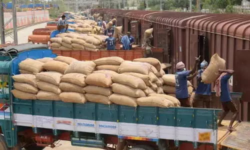 1,250 டன் புழுங்கல் அரிசி சரக்கு ரெயிலில் அனுப்பப்பட்டது 1,250 டன் புழுங்கல் அரிசி சரக்கு ரெயிலில் அனுப்பப்பட்டது