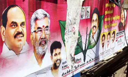 சுவரொட்டியில் ஓ.பன்னீர்செல்வம் புகைப்படம் கிழிப்பு சுவரொட்டியில் ஓ.பன்னீர்செல்வம் புகைப்படம் கிழிப்பு