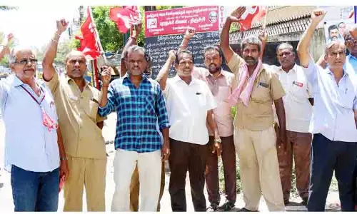 அரசு போக்குவரத்து கழக ஊழியர்கள் ஆர்ப்பாட்டம் அரசு போக்குவரத்து கழக ஊழியர்கள் ஆர்ப்பாட்டம்