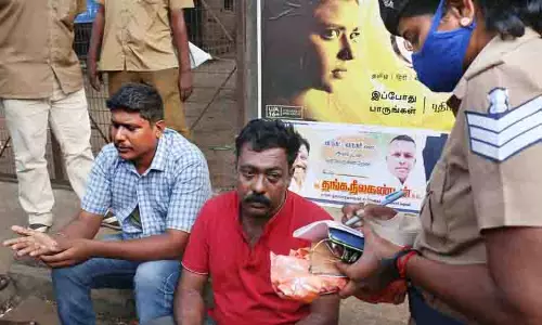 செல்போன் உதிரிபாகங்கள் வாங்க வந்த பெண்ணிடம் ரூ.2¾ லட்சம் பறிப்பு செல்போன் உதிரிபாகங்கள் வாங்க வந்த பெண்ணிடம் ரூ.2¾ லட்சம் பறிப்பு