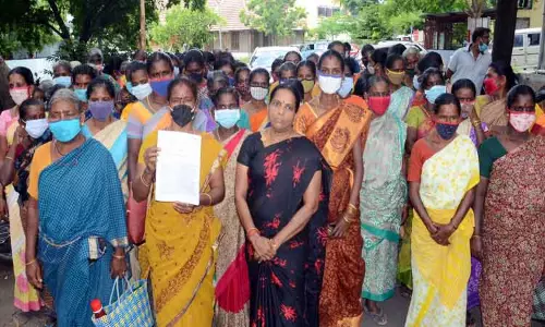 அதிகமாக வட்டி கேட்கும்நிதி நிறுவன உரிமையாளர் மீது நடவடிக்கை எடுக்க வேண்டும்; போலீஸ் சூப்பிரண்டு அலுவலகத்தில் மகளிர் சுயஉதவிக்குழுவினர் மனு அதிகமாக வட்டி கேட்கும்நிதி நிறுவன உரிமையாளர் மீது நடவடிக்கை எடுக்க வேண்டும்; போலீஸ் சூப்பிரண்டு அலுவலகத்தில் மகளிர் சுயஉதவிக்குழுவினர் மனு