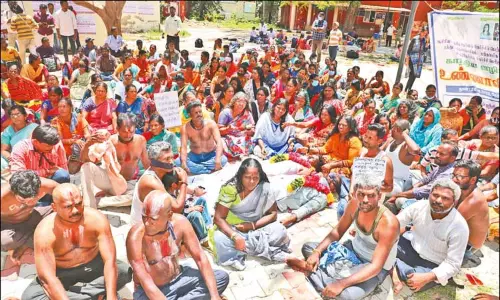 ஆசிரியர் தகுதித்தேர்வில் தேர்ச்சி பெற்றவர்கள் நூதன போராட்டம்