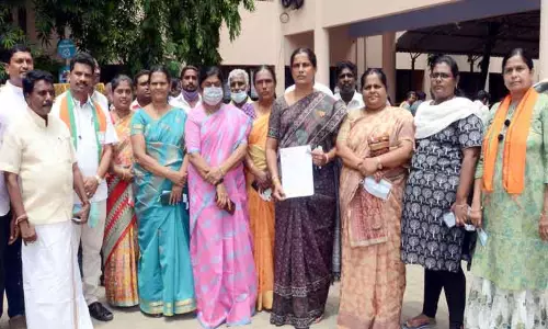 கருமுட்டை விவகாரத்தில் பாதிக்கப்பட்ட சிறுமிக்கு பாதுகாப்பு வழங்க வேண்டும்; கலெக்டர் அலுவலகத்தில் பா.ஜ.க.வினர் மனு கருமுட்டை விவகாரத்தில் பாதிக்கப்பட்ட சிறுமிக்கு பாதுகாப்பு வழங்க வேண்டும்; கலெக்டர் அலுவலகத்தில் பா.ஜ.க.வினர் மனு