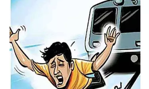 ரெயில் மோதி வாலிபர் சாவு