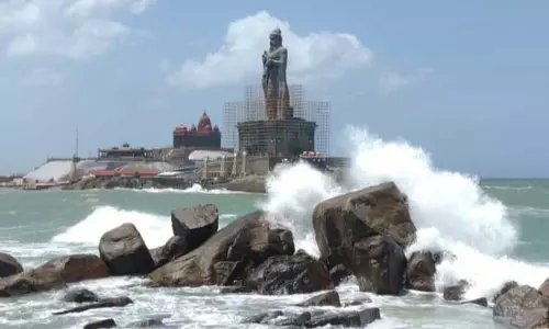 கன்னியாகுமரியில் கடல்சீற்றம் நீடிப்பு; படகு போக்குவரத்து பாதிப்பு கன்னியாகுமரியில் கடல்சீற்றம் நீடிப்பு; படகு போக்குவரத்து பாதிப்பு