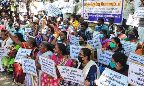 மதுரை: பல்வேறு கோரிக்கைகளை வலியுறுத்தி காது கேளாதோர் போராட்டம் மதுரை: பல்வேறு கோரிக்கைகளை வலியுறுத்தி காது கேளாதோர் போராட்டம்