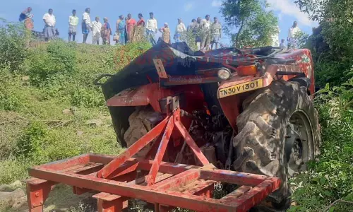 30 அடி பள்ளத்தில் டிராக்டர் கவிழ்ந்து விபத்து - விவசாயி பலி 30 அடி பள்ளத்தில் டிராக்டர் கவிழ்ந்து விபத்து - விவசாயி பலி