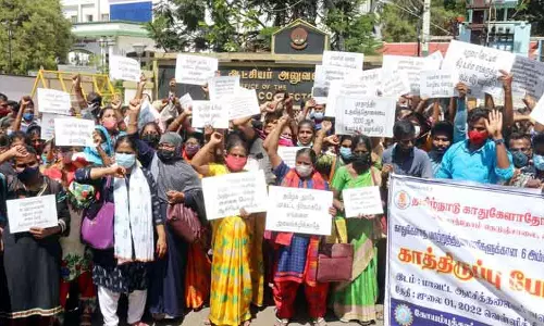 காது கேளாதோர் கூட்டமைப்பினர் காத்திருப்பு போராட்டம்