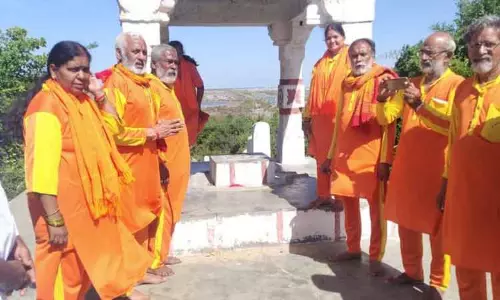 ராமஜென்ம பூமி பக்தர்கள் குழுவினர் வழிபாடு ராமஜென்ம பூமி பக்தர்கள் குழுவினர் வழிபாடு
