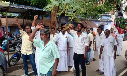 ஆலோசனை கூட்டம் நடந்தபோது எடப்பாடி பழனிசாமிக்கு எதிராக ஓ.பன்னீர்செல்வம் ஆதரவாளர்கள் கோஷம் ஆலோசனை கூட்டம் நடந்தபோது எடப்பாடி பழனிசாமிக்கு எதிராக ஓ.பன்னீர்செல்வம் ஆதரவாளர்கள் கோஷம்