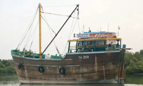 துறைமுகத்துக்கு வந்த சிறிய ரக சரக்கு கப்பல் துறைமுகத்துக்கு வந்த சிறிய ரக சரக்கு கப்பல்