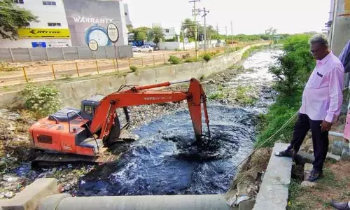 கால்வாய் தூர்வாரும் பணி