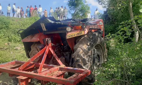 டிராக்டர் கவிழ்ந்து விவசாயி சாவு டிராக்டர் கவிழ்ந்து விவசாயி சாவு