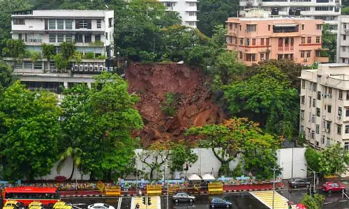 மும்பையில் 2-வது நாளாக கொட்டித்தீர்த்த மழை- தாழ்வான பகுதிகள் வெள்ளத்தில் மூழ்கியது