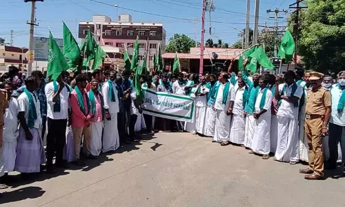 போராடியவர்கள் மீது நடவடிக்கை எடுக்கக்கோரி கலெக்டர் அலுவலகத்தை விவசாயிகள் முற்றுகை போராடியவர்கள் மீது நடவடிக்கை எடுக்கக்கோரி கலெக்டர் அலுவலகத்தை விவசாயிகள் முற்றுகை