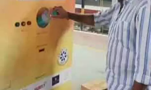 பிளாஸ்டிக் பாட்டிலை போட்டால் முக கவசம் வழங்கும் நவீன எந்திரம்